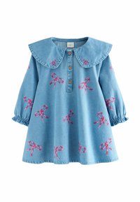 Lyseblå denimkjole med en stor krave, tre træknapper og rosa sløjfebroderi. Lange pufærmer med elastiske manchetter.
