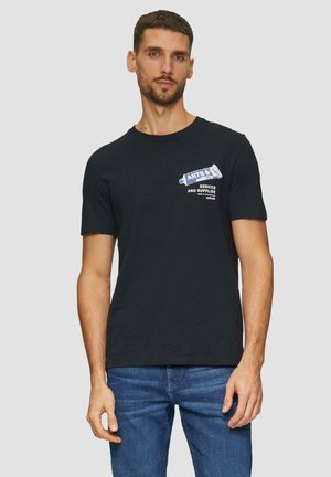Zwarte katoenen T-shirt met korte mouwen en ronde hals, met een bedrukte ontwerp op de linkerkant van de borst in witte en blauwe tekst.