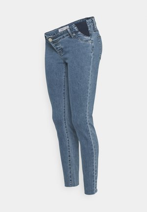 Jeans slim-fit em denim azul médio, com um cós padrão, cinco bolsos e costura em contraste subtil. Tecido macio e ligeiramente elástico.