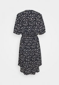 Tmavě modré šaty s krátkými nafouklými rukávy, květinovým vzorem v růžové a bílé barvě, zúženým pasem a mírně rozšířeným lemem.