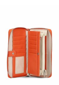 Portefeuille zippé en cuir orange ouvert pour montrer plusieurs emplacements pour cartes, une fenêtre transparente pour une pièce d'identité, une section à fermeture à pression et un compartiment pour pièces zippé à l'intérieur.