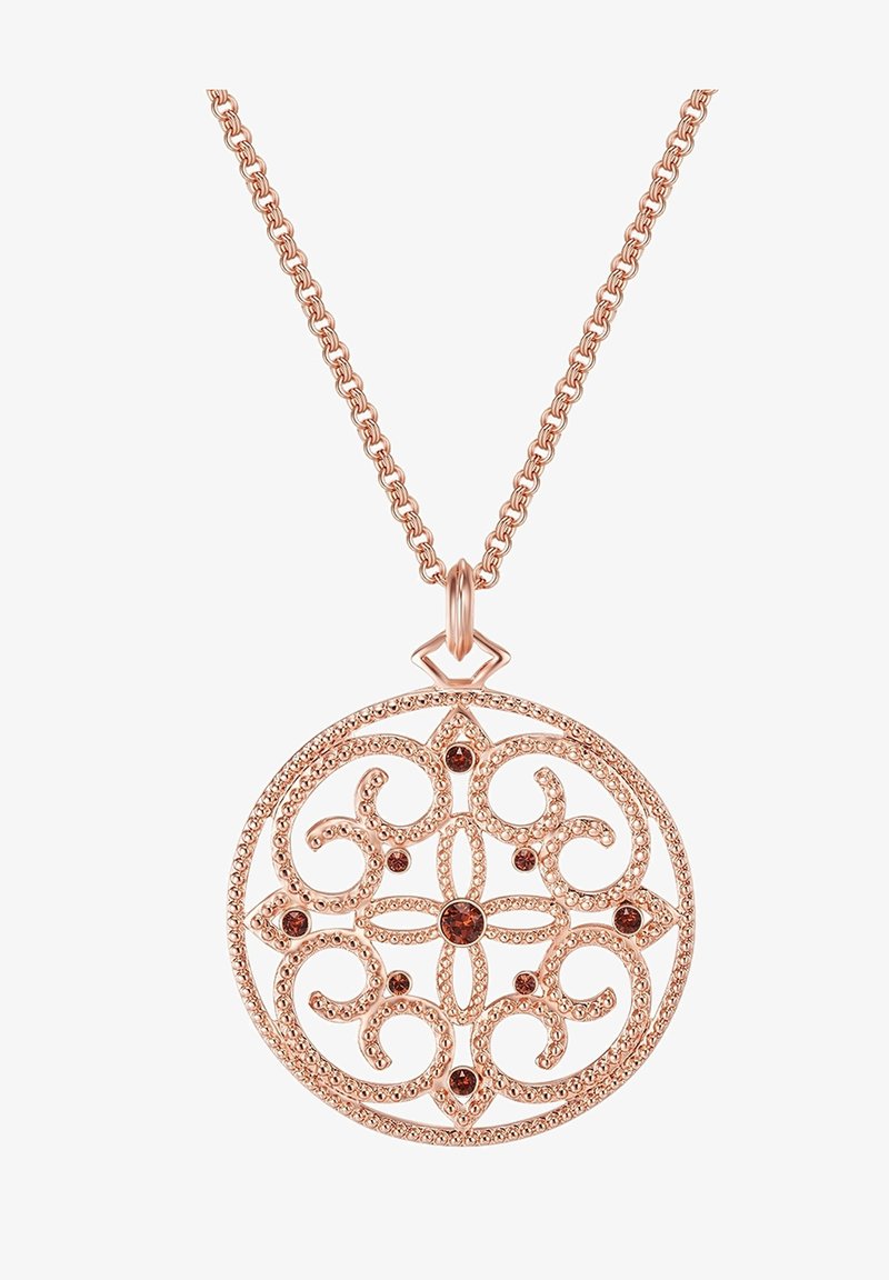 Collar de oro rosa con un colgante circular ornamentado que presenta intrincados trabajos en espiral y múltiples piedras preciosas marrones incrustadas. La cadena tiene un diseño de eslabones texturizados.