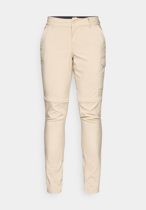 Pantalons cargo beiges avec une fonctionnalité de zip détachable, fabriqués en matériau léger. Comprend des poches latérales et une coupe ajustée. Texture lisse.