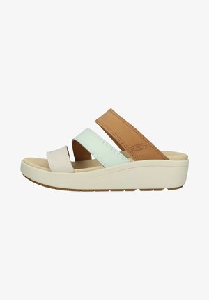 Lekki sandały z trzema paskami: jeden beżowy, jeden jasnoniebieski i jeden brązowy. Mają wyściełaną podeszwę i teksturowane akcenty.