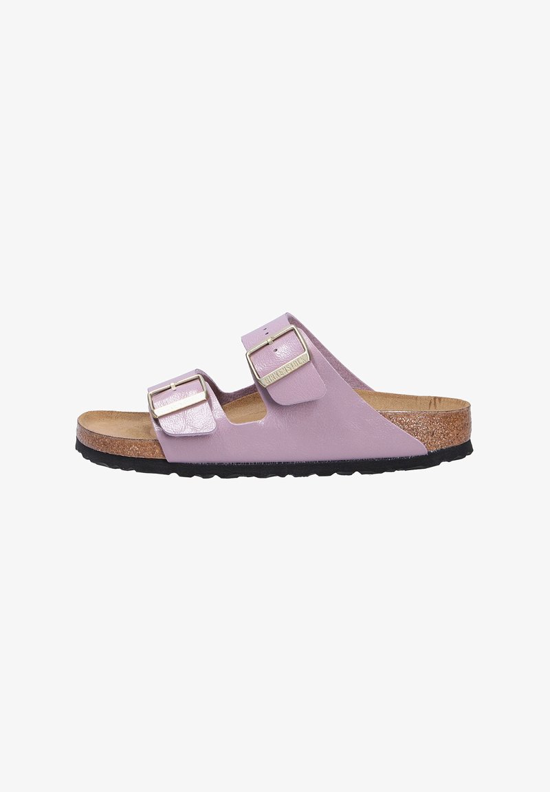 Sandal de cuero morado con dos hebillas plateadas ajustables, plantilla de corcho y suela de goma negra. Textura suave y diseño abierto.