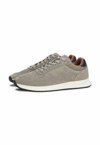 Szare zamszowe sneakersy z białą podeszwą środkową, czarną gumową podeszwą oraz brązowymi akcentami na pięcie. Posiadają okrągłe sznurówki i perforowane detale.