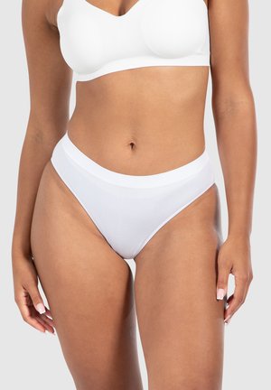 Witte geribbelde high-waisted onderbroek met een brede elastische band, voorzien van gladde randen en minimale bedekking aan de zijkanten.