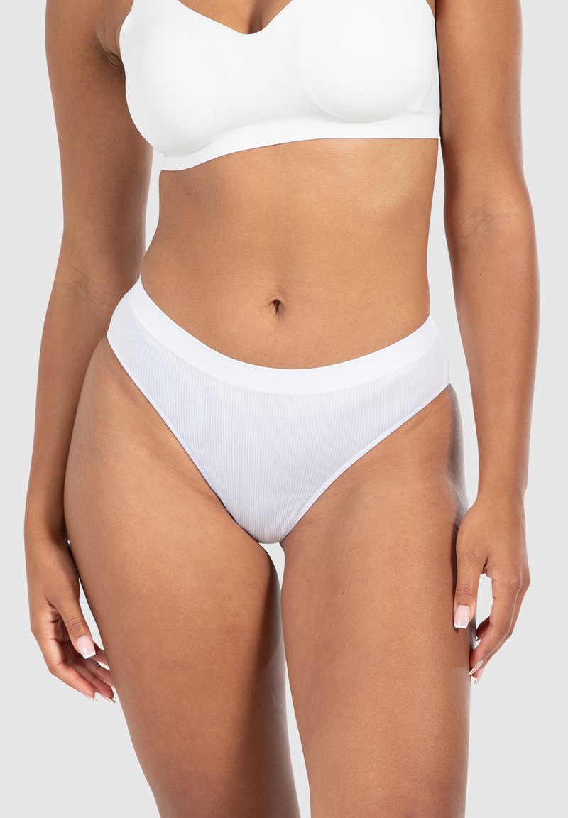 Witte geribbelde high-waisted onderbroek met een brede elastische band, voorzien van gladde randen en minimale bedekking aan de zijkanten.