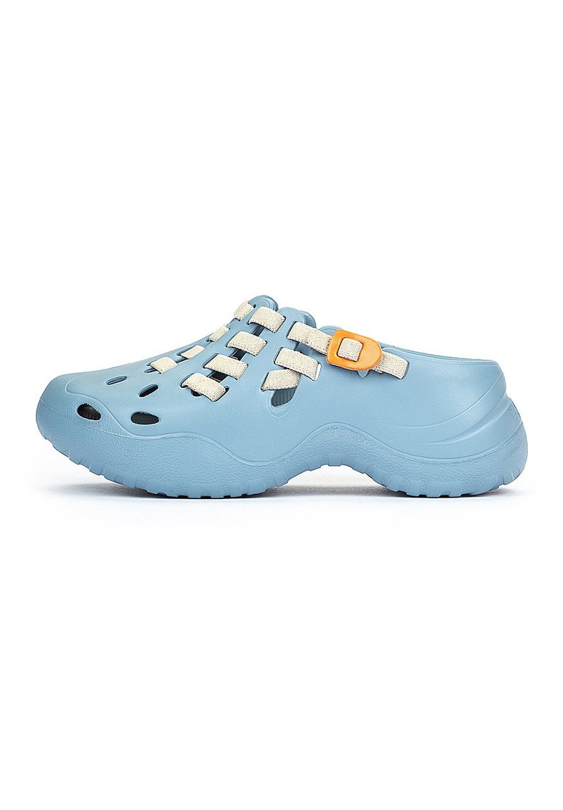 Zueco azul claro de goma, con parte trasera cerrada, orificios recortados para ventilación y una correa beige con un broche naranja.