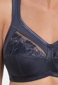 Donkerblauwe bh met bloemenborduurwerk en gaasaccenten, voorzien van beugelsteun, bredere bandjes en een naadloze band voor comfort en een goede pasvorm.