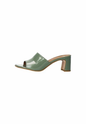 Mules en cuir verni vert à bout ouvert avec un talon bloc de hauteur moyenne et une texture lisse et brillante. Design minimaliste, sans embellissements.