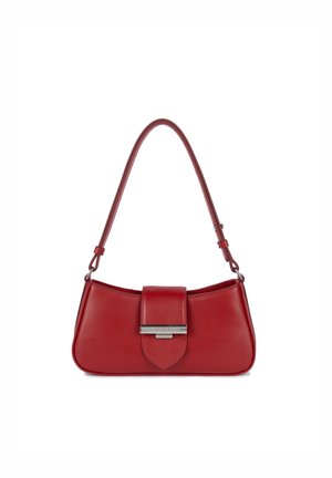 Sac à main en cuir rouge avec une silhouette courbée, fermeture plate à rabat et accents en métal argenté. Bandoulière réglable incluse.