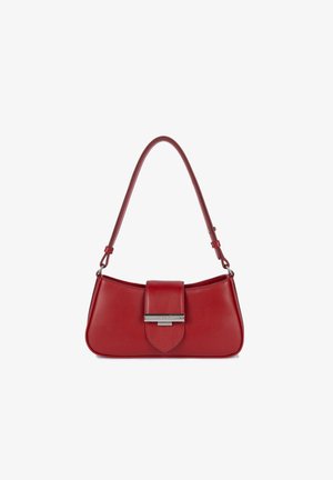 Borsa in pelle rossa con siluetta curva, chiusura a patta piatta e dettagli in metallo argentato. Incluso cinturino regolabile per la spalla.