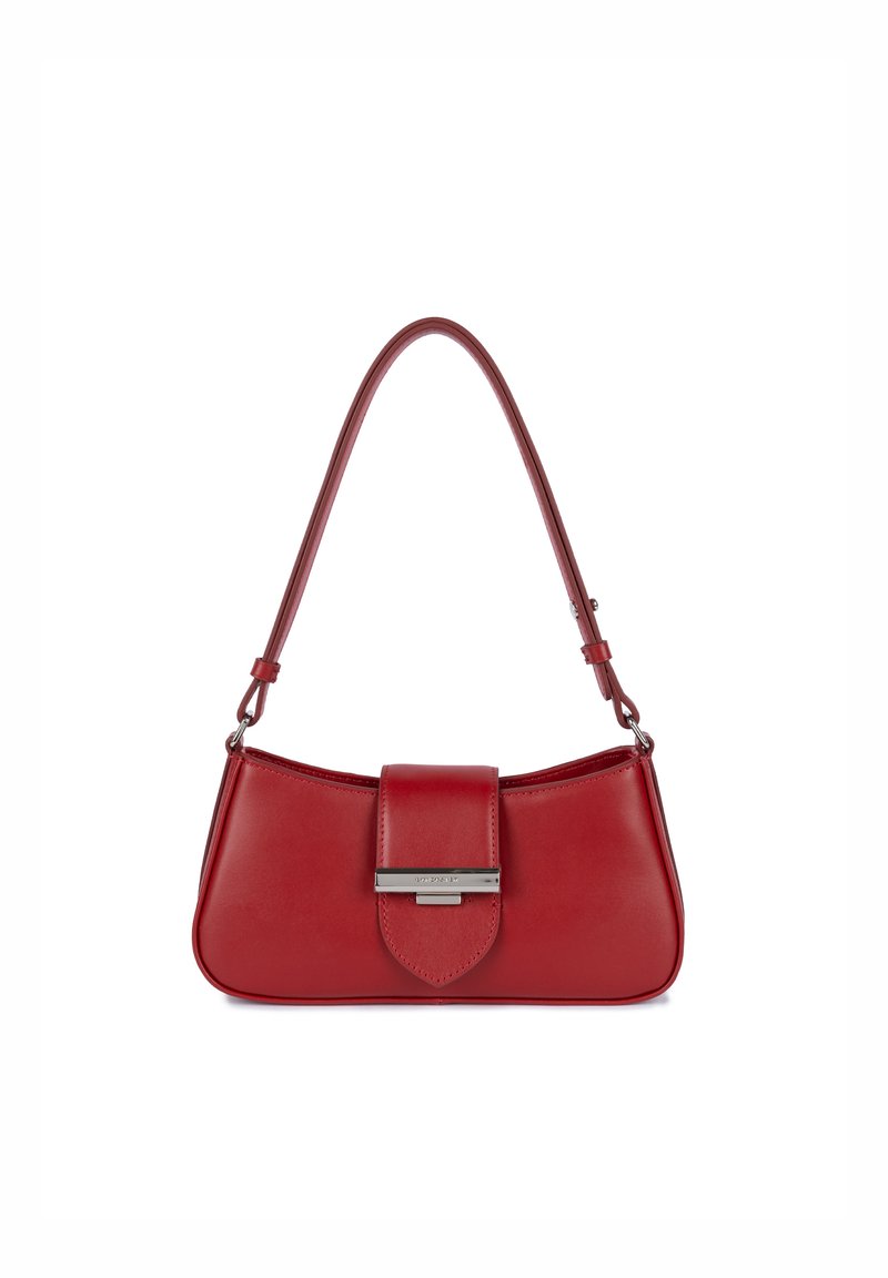 Borsa in pelle rossa con siluetta curva, chiusura a patta piatta e dettagli in metallo argentato. Incluso cinturino regolabile per la spalla.