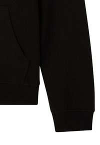 Felpa nera con tessuto testurizzato, dotata di tasca frontale e polsini a costine. Il design è semplice, senza pattern o accenti visibili.