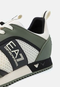 EA7 Emporio Armani LACES UNISEX - Treniņu apavi - white/beetle/black