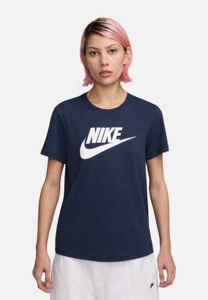 Camiseta de algodón azul marino con un destacado logo blanco de Nike. Mangas cortas y un corte relajado. Textura lisa, diseño de cuello redondo.