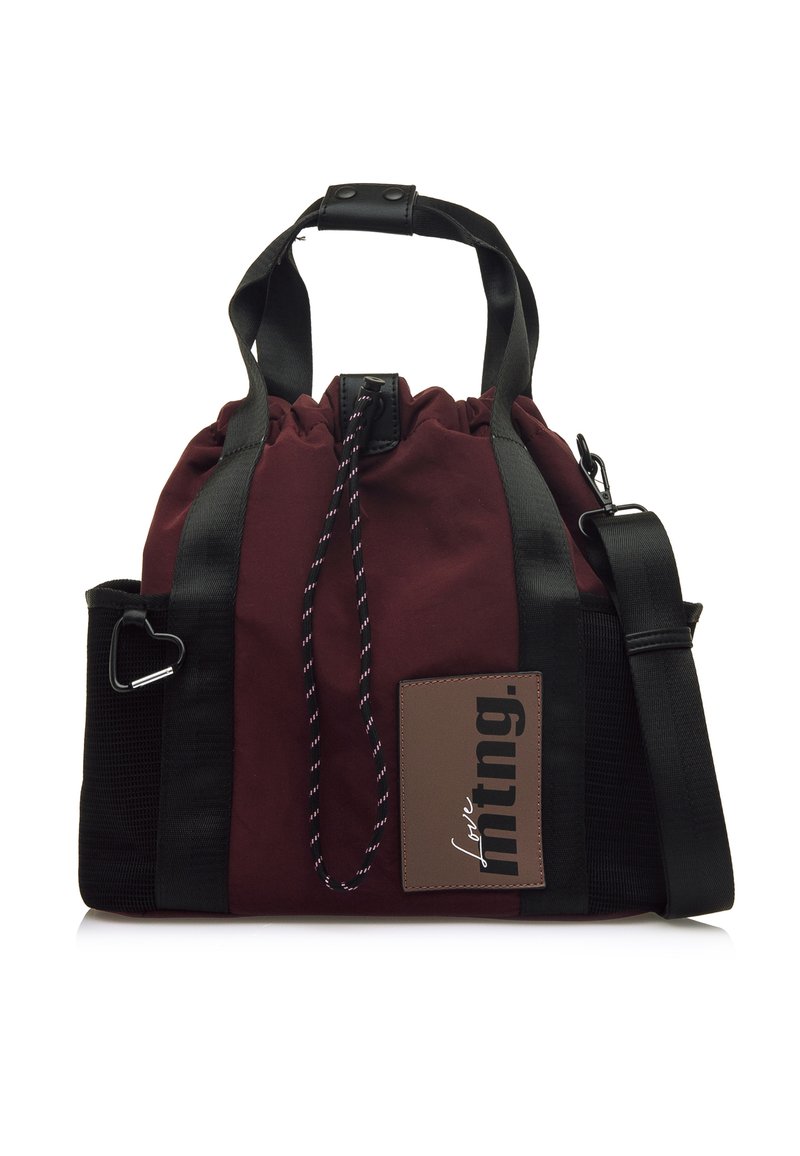 Borsa a secchiello in tessuto bordeaux con accenti neri, chiusura a coulisse, tracolla regolabile e un etichetta in pelle marrone con il nome del marchio.