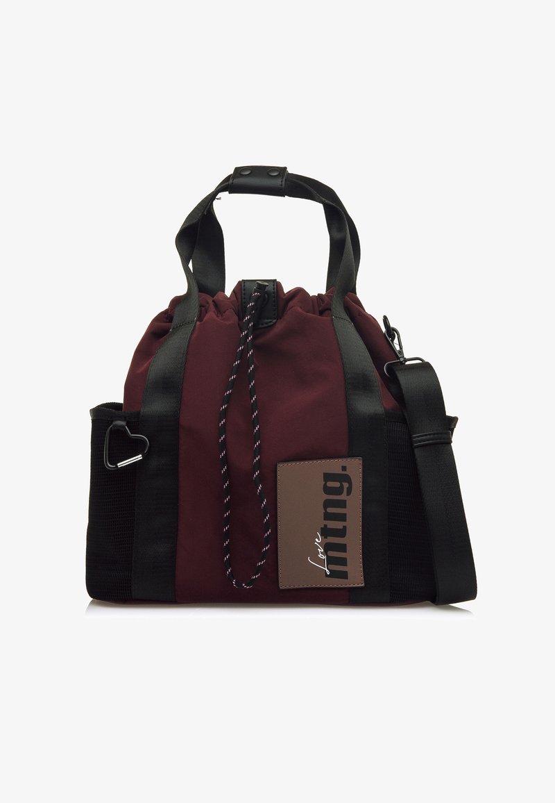 Borsa a secchiello in tessuto bordeaux con accenti neri, chiusura a coulisse, tracolla regolabile e un etichetta in pelle marrone con il nome del marchio.