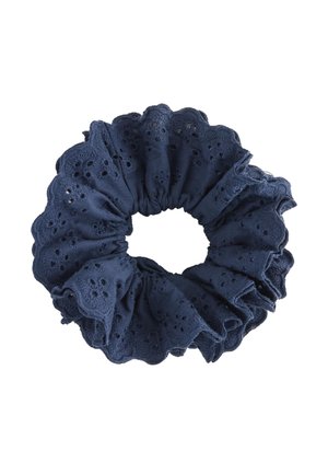 Dunkelblaue Stoff-Scrunchie mit bestickten Lochblumenmustern und gewellten Kanten, in kreisförmiger Form gerafft.
