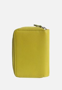 Gelbe Lederbörse mit strukturierter Oberfläche, ausgestattet mit einem Reißverschluss und kontrastierenden Nähten. Kompakte rechteckige Form, minimalistisches Design.