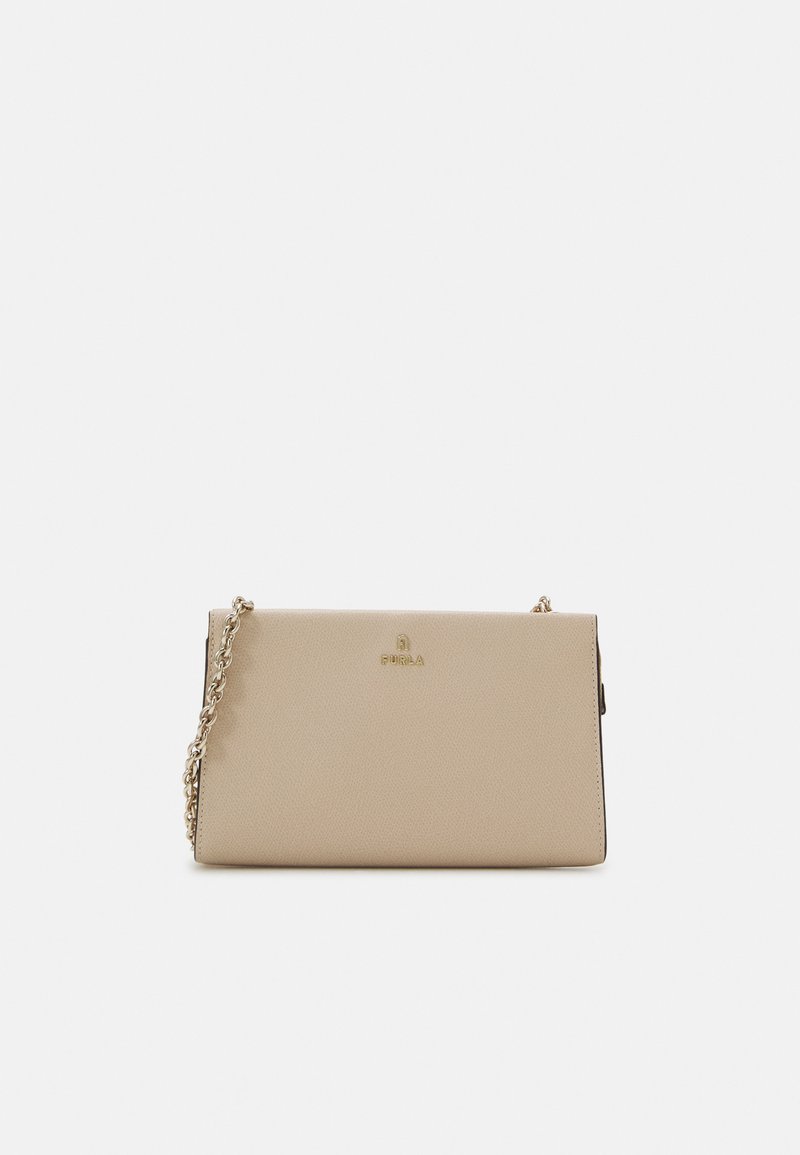 Krémová kožená crossbody taška s texturovaným povrchem, vybavená zlatým řetězovým popruhem a logem na přední straně.