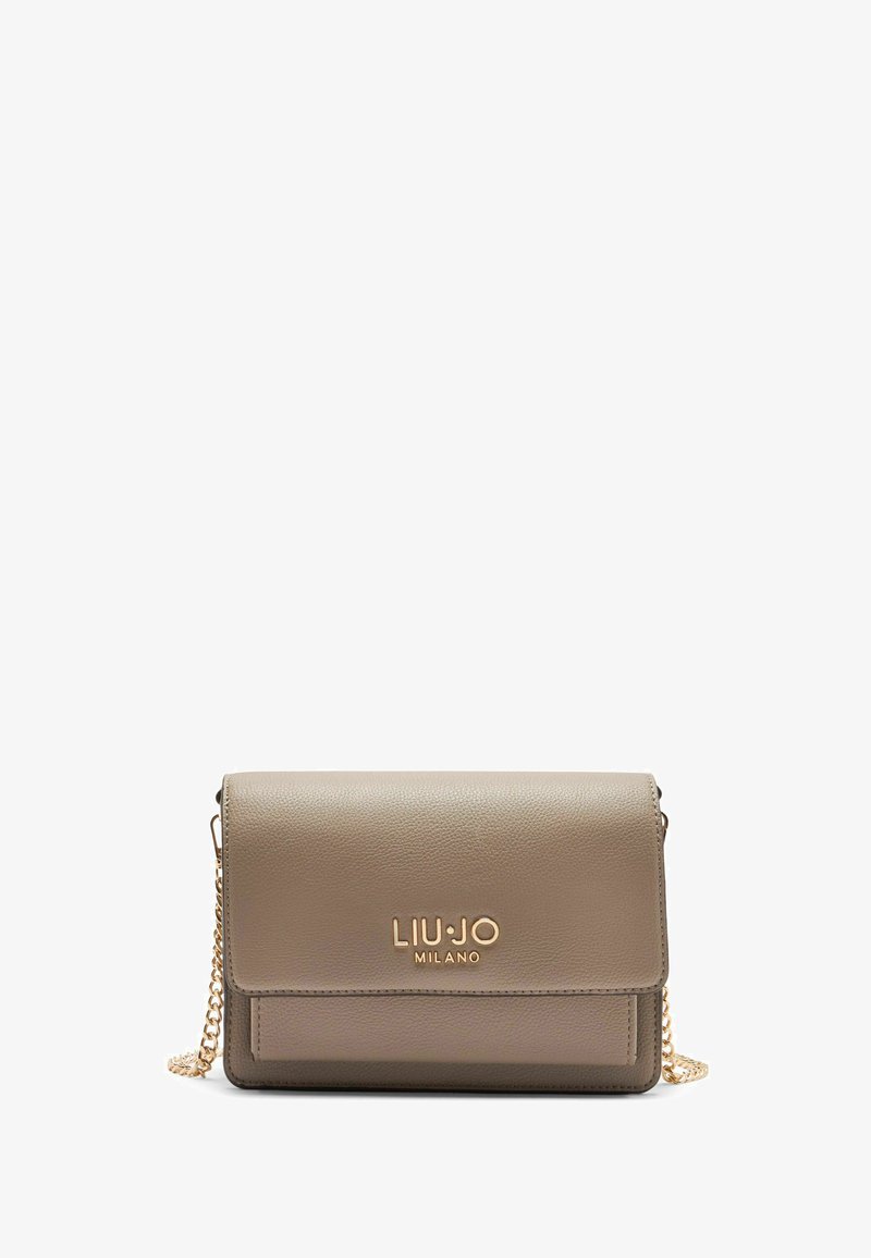 Hellgraue Leder-Crossbody-Tasche mit goldfarbenen Beschlägen, Kettenriemen und geprägt Logo. Rechteckige Form mit Klappenverschluss.
