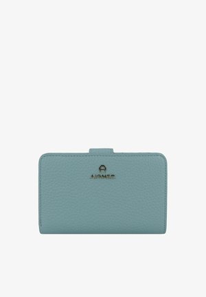 Portafoglio in pelle azzurro chiaro con finitura texturizzata, caratterizzato da un emblema logo metallico e una chiusura a scatto. Forma rettangolare con bordi cuciti.