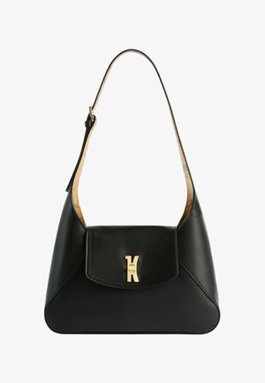Borsa a tracolla in pelle nera con una singola tracolla regolabile e una chiusura a scatto dorata sulla patta frontale.