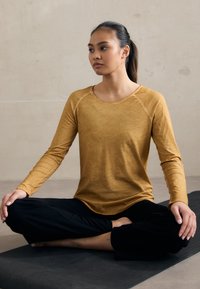 Yogasearcher BIONIKARA - Top dugih rukava - curry