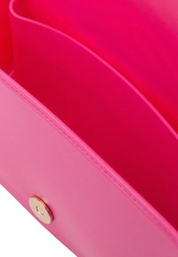 Roze plastic tas met een magnetische sluiting, met een gladde textuur, ronde hoeken en interne compartimenten voor organisatie.