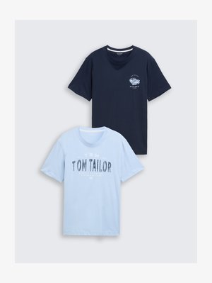 To bomulds t-shirts: en navy med et brystgrafik og en lys blå med teksten "TOM TAILOR" og et Havana design. Rund hals, korte ærmer.
