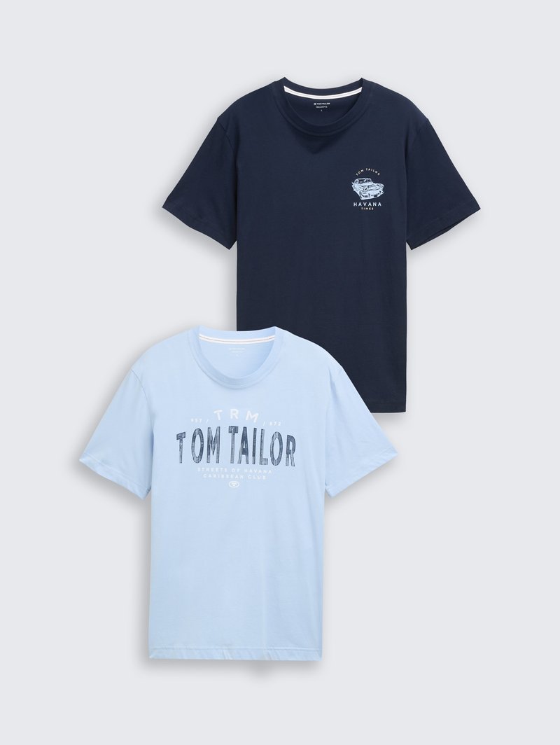 Két pamut póló: az egyik sötétkék, mellkasi grafikával, a másik világoskék "TOM TAILOR" szöveggel és havannai dizájnnal. Kerek nyakú, rövid ujjú.