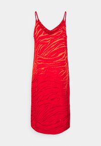 Vestido slip vermelho com padrão de riscas de zebra, feito de tecido leve, com alças finas e decote em V. Textura suave com leve brilho.