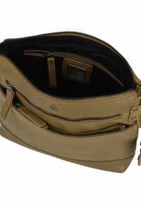 Bolso cruzado de cuero marrón con múltiples compartimentos con cremallera, bolsillos interiores y una textura suave. Presenta acentos en hardware plateado.