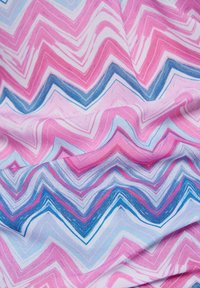 Baumwollstoff mit einem Zickzackmuster in verschiedenen Rosa-, Blau- und Weißtönen, der eine glatte Textur und einen dezenten Glanz aufweist.