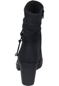 Schwarze Lederstiefelette mit einem rüschigen Design, strukturierten Oberfläche, seitlichem Reißverschluss und Blockabsatz. Mit Schnürung im Schaft.