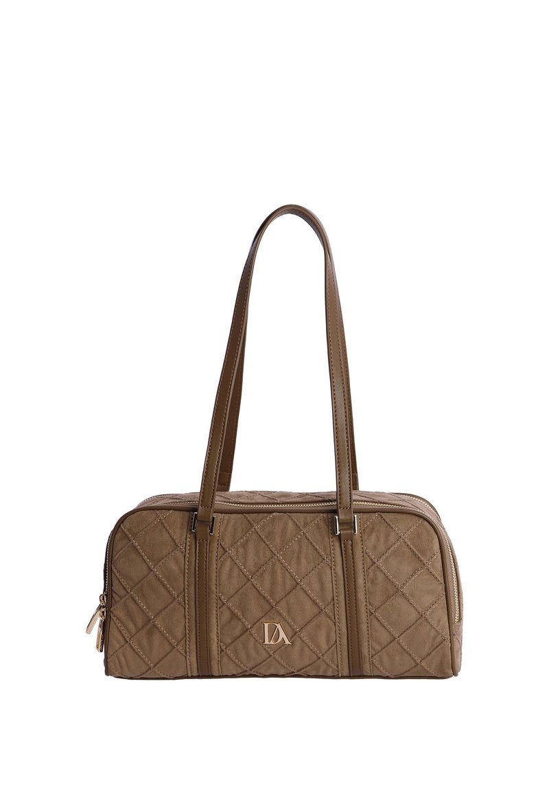 Bolso de tela marrón acolchada con dos correas para el hombro, cierre de cremallera y un detalle de logo sutil en la parte frontal. Textura suave con acentos estampados.