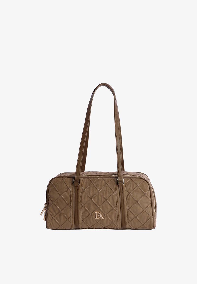 Bolso de tela marrón acolchada con dos correas para el hombro, cierre de cremallera y un detalle de logo sutil en la parte frontal. Textura suave con acentos estampados.