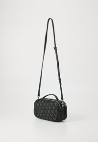 Borsa a tracolla rettangolare nera con strap regolabile, caratterizzata da una superficie testurizzata con un motivo a logo ripetuto e una chiusura a zip.