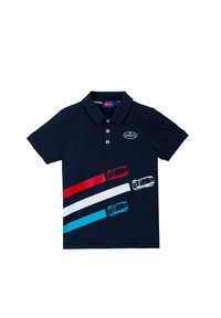 Polo in cotone di colore navy, con un design a tre strisce in rosso, bianco e blu, caratterizzato da grafiche di auto e dal logo Bugatti sul petto.
