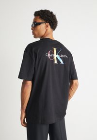 Calvin Klein Jeans MONOLOGO GRAPHIC OVERSIZED TEE - Print T-shirt - black