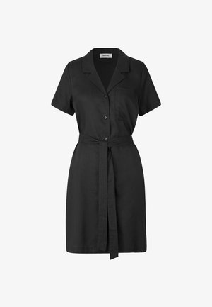 Robe chemise noire à manches courtes avec col cranté, fermeture boutonnée à l'avant, poche poitrine et ceinture à nouer à la taille.