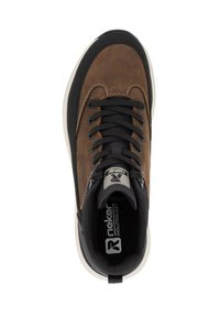 Zapatilla de cuero marrón con detalles en negro, que cuenta con cordones negros, una lengüeta acolchada y una suela de goma blanca. Materiales texturizados visibles.