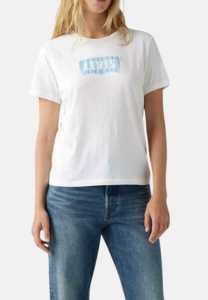 Camiseta de algodón blanca con mangas cortas, que presenta un logo azul de "LEVIS" en un diseño rectangular en el pecho. Corte clásico.