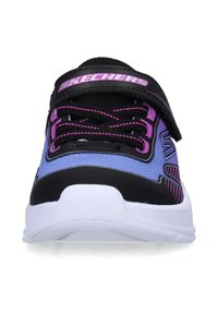 Scarpe da ginnastica nere, viola e blu con una tomaia in rete, colletto imbottito, lacci e una suola in gomma bianca. Presentano una fascia in velcro.