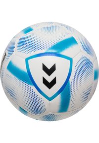 Hvid fodbold med blå accenter, der har en tekstureret overflade, geometriske mønstre og et sort v-formet logo på et skjolddesign.