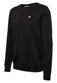 Sweat-shirt noir à manches longues et col rond, avec poignets et ourlet côtelés, présentant un petit logo d'abeille blanc et rouge sur la poitrine gauche.