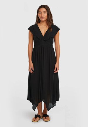 Zwarte maxi-jurk met een diepe V-hals, geruite mouwen en een geplooide taille. Heeft een vloeiende zoomlijn en lichtgewicht stof. Draagt sandalen.