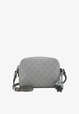 Grijze Joop! crossbodytas met geperst patroon, zilveren rits, verstelbare riem en decoratieve bloemen sleutelhanger bevestigd.